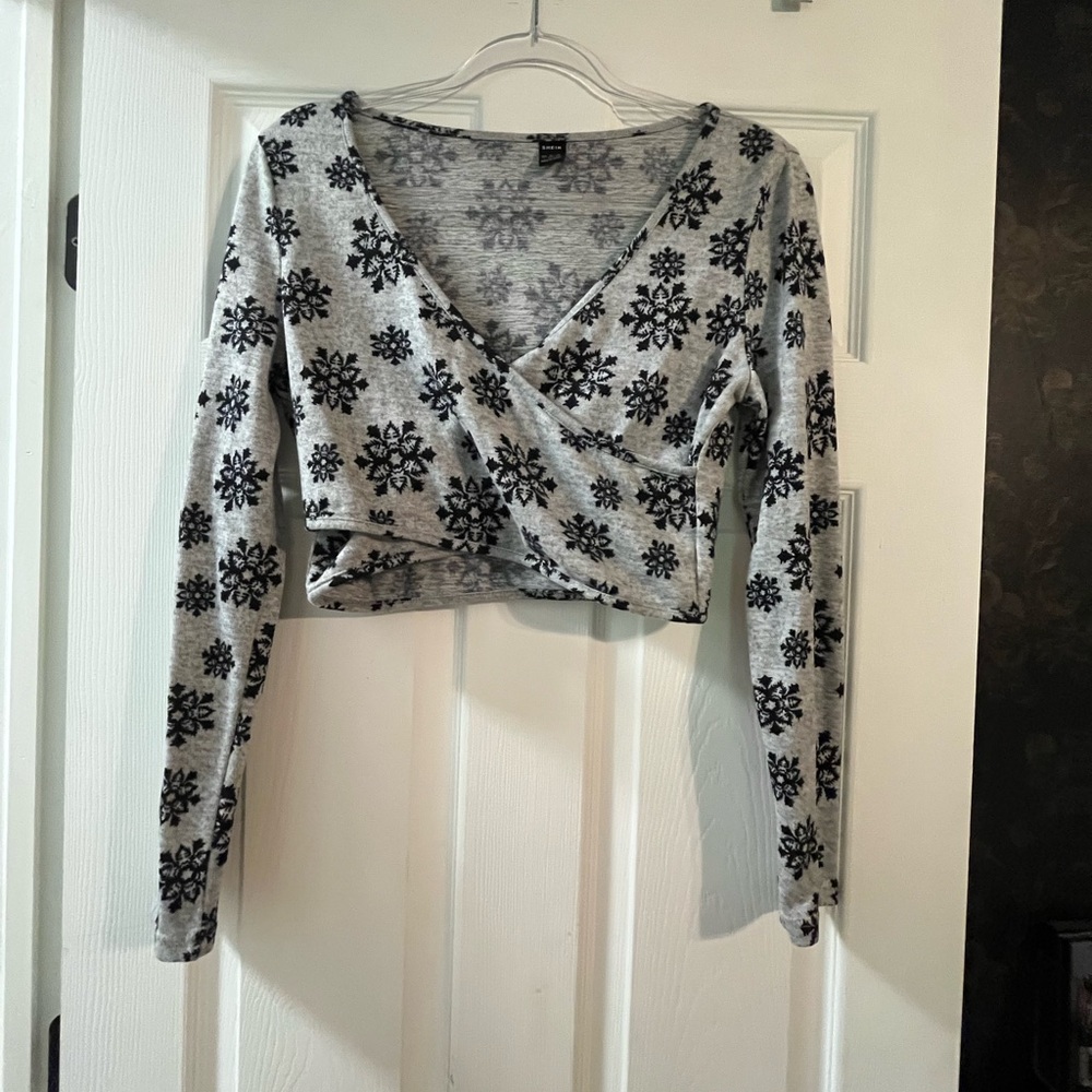 SHEIN Black Snowflake Print Wrap Croptop